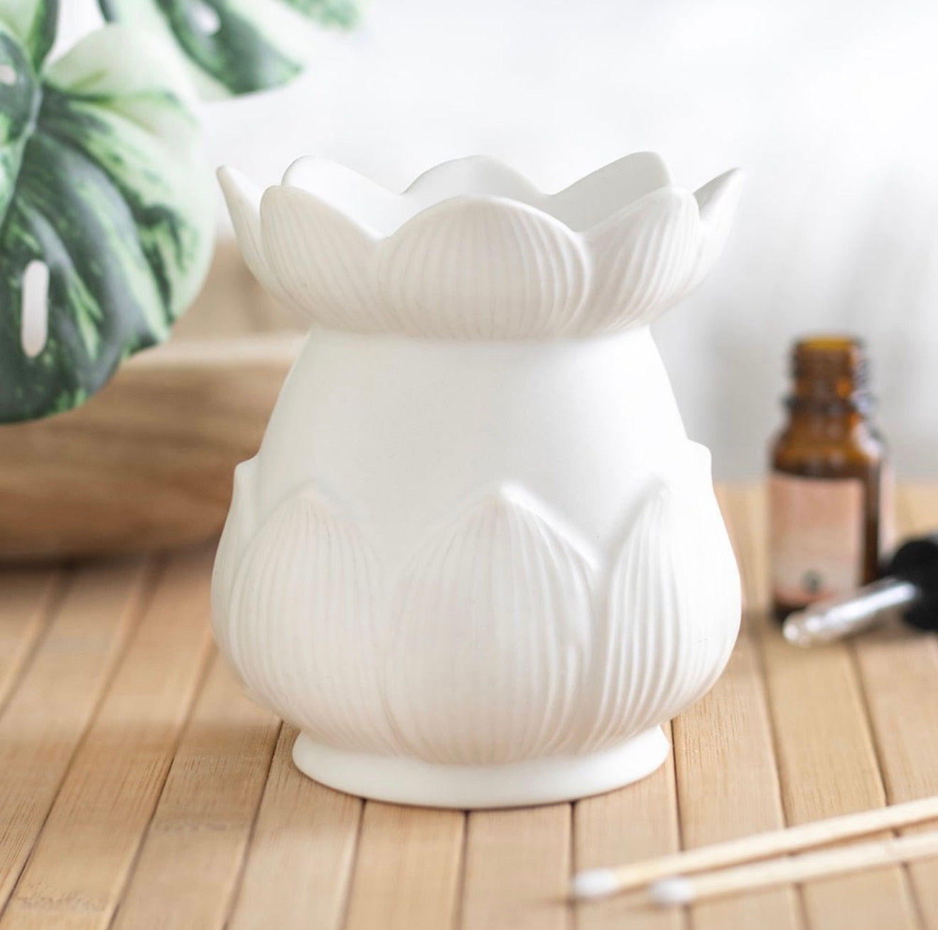 OFF WHITE LOTUS FLOWER OIL BURNER & WAX WARMER